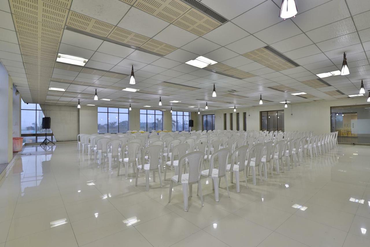 Capital O 47284 Atithi Resort Bharuch Экстерьер фото