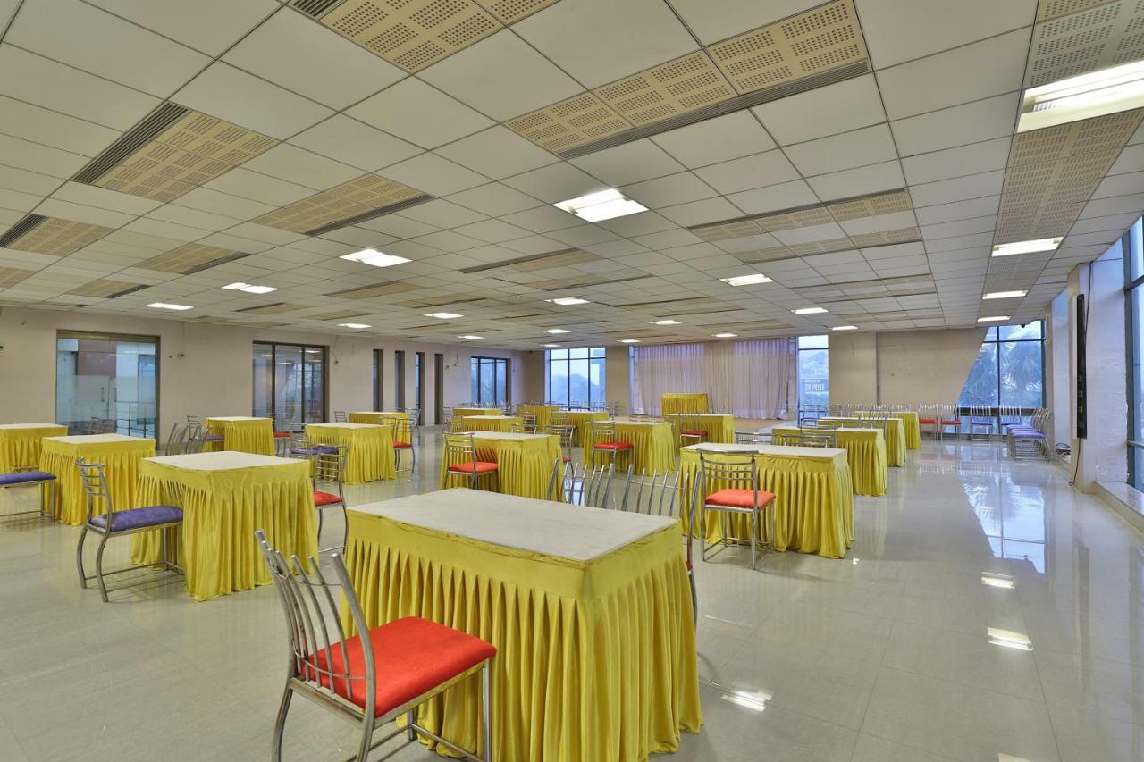 Capital O 47284 Atithi Resort Bharuch Экстерьер фото
